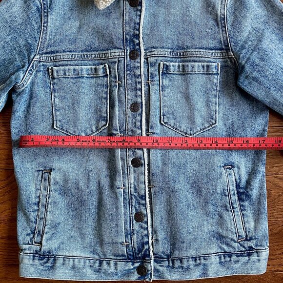 GAP Women's Small Light-Wash Jean Jacket with Sherpa Collar - Picture 4 of 6